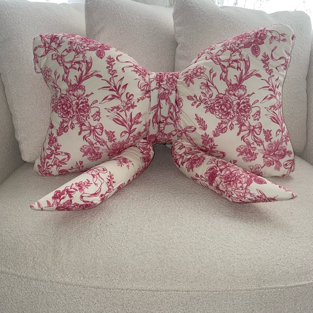 TOILE BOW pillow